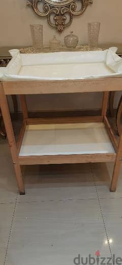 Ikea changing table with matt used as new السعر غير قابل للتفاوض