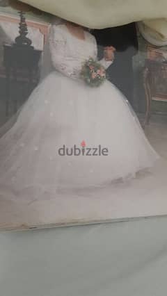 فستان زفاف جميل للغاية ليس مره واحده وجديد
