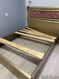 سرير خشب مستعمل