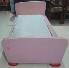 سرير اطفال من ايكيا
