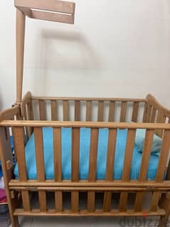 سرير أطفال لم يستخدم ب2 مستوي وبالمرتبة والمخدة وبه حامل خشبي