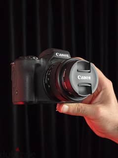 Canon M50 للبيع جديدة لم تستخدم بكل مشتملاتها