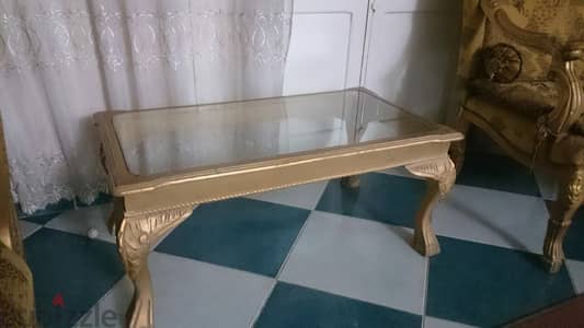 ترابيزة من الخشب الزان