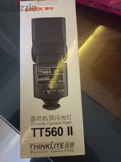 كاميرا كانون eos 1300d استخدام شهور ومعاها  tripod و فلاش godox tt560ج