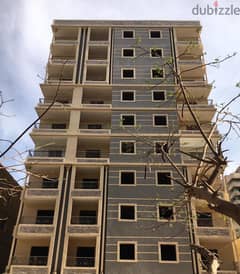 شقة نصف تشطيب للبيع في برج مميز في مدينة نصر