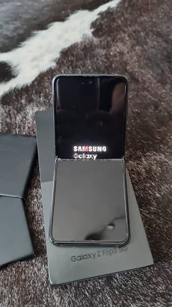 Samsung galaxy Z flip3 5G للبيع و معاه ضمان ١٦ شهر