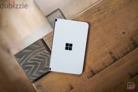 surface duo بشاشتين