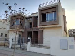 Twin house for sale, ready to move, with a special location and a private roof, at the lowest price in Palm Hills/New Cairo