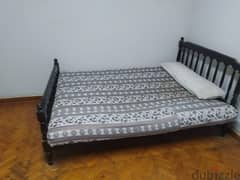 سرير ١٥٠ سم كبير مع مرتبة قطن بحالة ممتازة للبيع