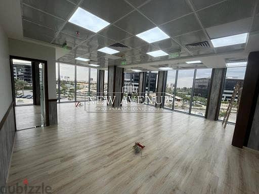 مكتب متشطيب كامل بالتكيفات في كايرو فيستيفال سيتي 3