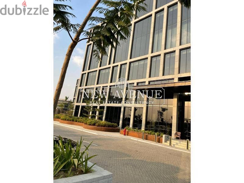 Office 285 Sqm For rent at CFC 5