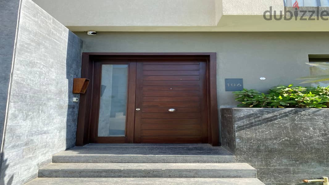 Townhouse (prime location) for sale in Al Burouj Compound in front of the International Medical Center in Shorouk City 3