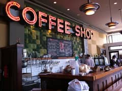 A coffee shop for sale at the opening price and a lunch discount in a mall directly on the western axis in Downtown, in installments over 10 years.