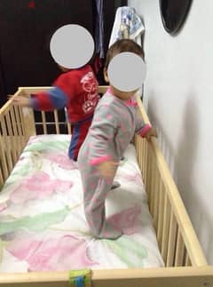 سرير اطفال خشب ايكيا و معاه مرتبه ايكيا يصلح حتي ٥ سنوات