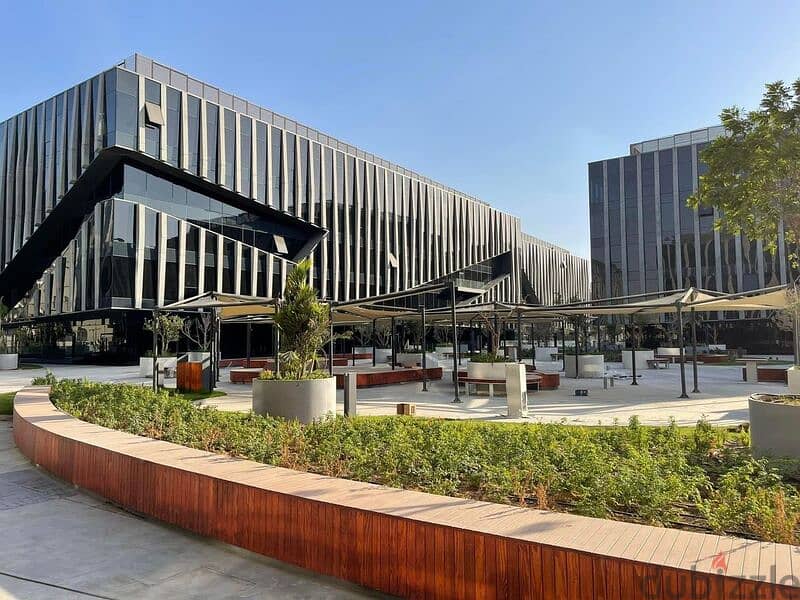 مكتب اداري 74 متر بموقع  متميز  في سوديك ايست تاون للايجار 1