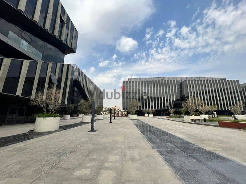 مكتب اداري 74 متر بموقع  متميز  في سوديك ايست تاون للايجار 5
