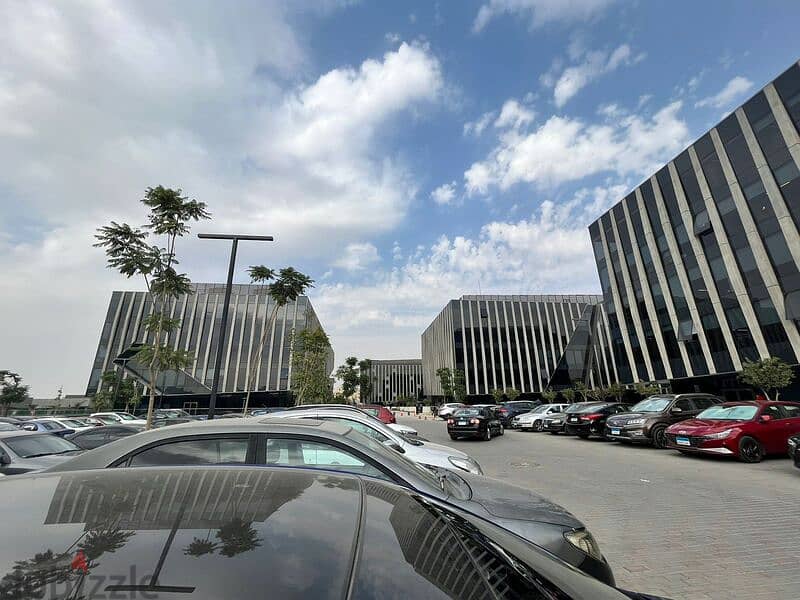 مكتب اداري 220 متر بموقع  متميز  في سوديك ايست تاون للايجار 3