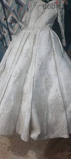 فستان زفاف بديل من الخلف