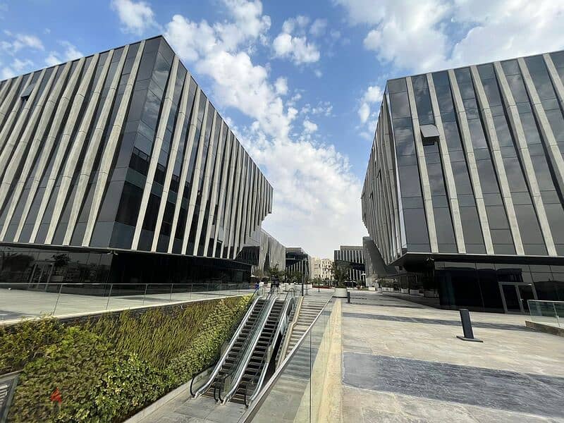 مكتب اداري 118 متر بموقع  متميز  في سوديك ايست تاون للايجار 2