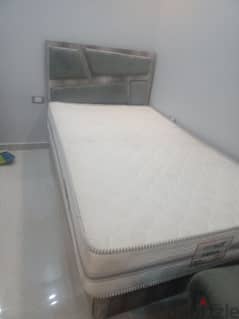 سرير متر و20 بلملل ومرتبه فور بد روعه جدا استعمال بسيط