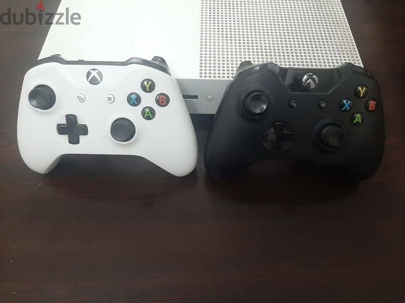Xbox One S with Kinect and 2 controllers and 1 game and accessories 2