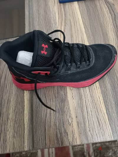 للبيع basketball shoes underarmour