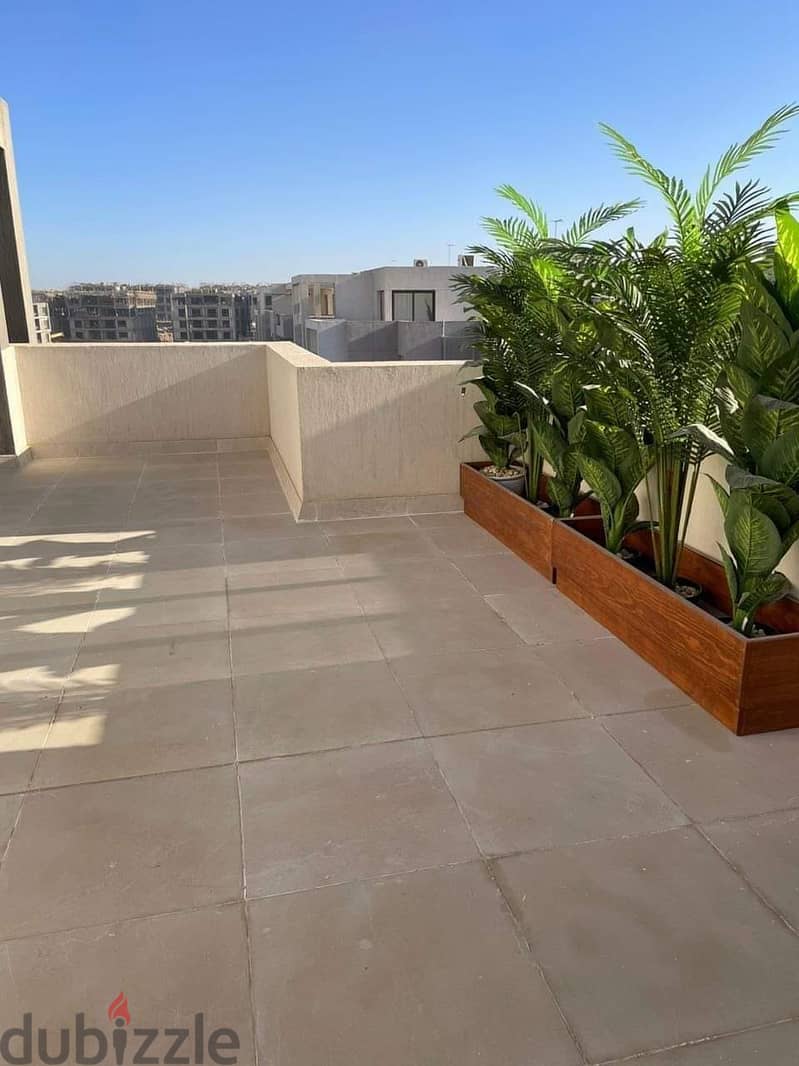 Finished penthouse with private entrance for sale in Fifth Square Al Marasem  Bua 165  meters, and the roof is 107meters   Immediate receipt and ready 3