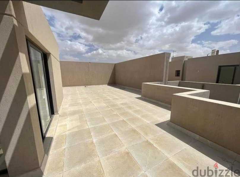 Finished penthouse with private entrance for sale in Fifth Square Al Marasem  Bua 165  meters, and the roof is 107meters   Immediate receipt and ready 4