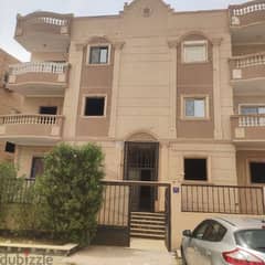 شقة بمدينة الشروق في اميز حي فيلات الثالث غرب 0
