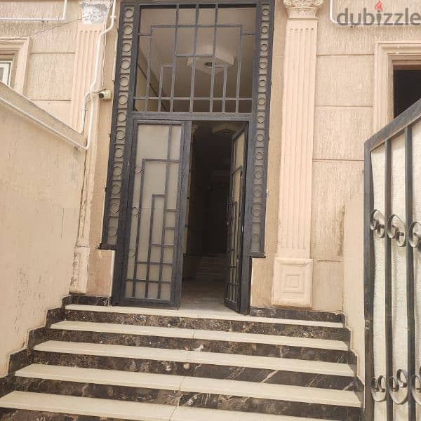 شقة بمدينة الشروق في اميز حي فيلات الثالث غرب 3