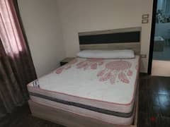 غرفة نوم مودرن بالمرتبة.  سرير ١٦٠ سم
   دولاب ٢ متر.  
خشب HDF مستورد