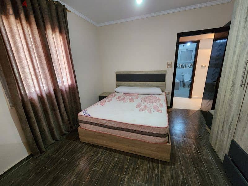 غرفة نوم مودرن بالمرتبة.  سرير ١٦٠ سم
   دولاب ٢ متر.  
خشب HDF مستورد 3
