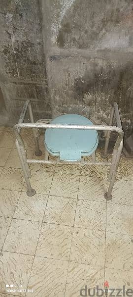 كرسي حمام حديد لكبار السن والمرضي 2