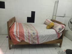 سرير ١٢٠ سم مع مرتبة سفنج سوست مع مخدة بحالة جيدة للبيع