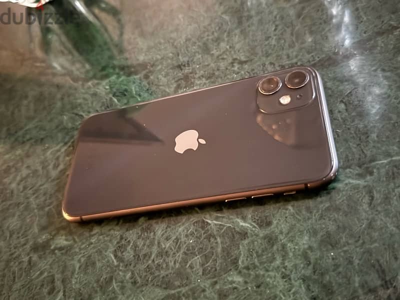 للبيع iPhone 11 بعلبته 4