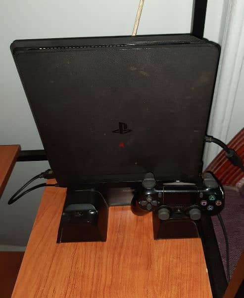 PlayStation 4  استعمال منزلي خفيف بحالة ممتازة 0