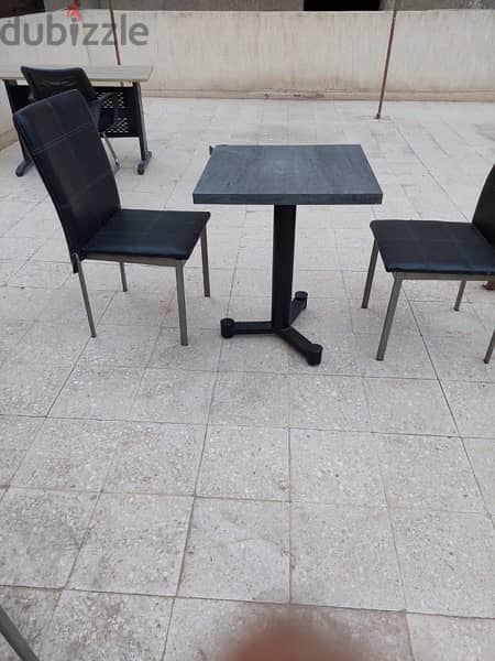 طاولات وكراسي 1