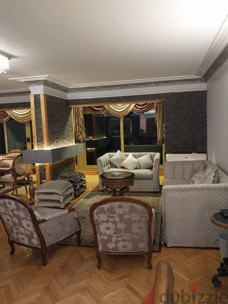 شقة للايجار  بالدولار 300م في موقع مميز جدا في الزمالكAn apartment for rent, 300 square meters, in a very prime location in Zamalek. 3