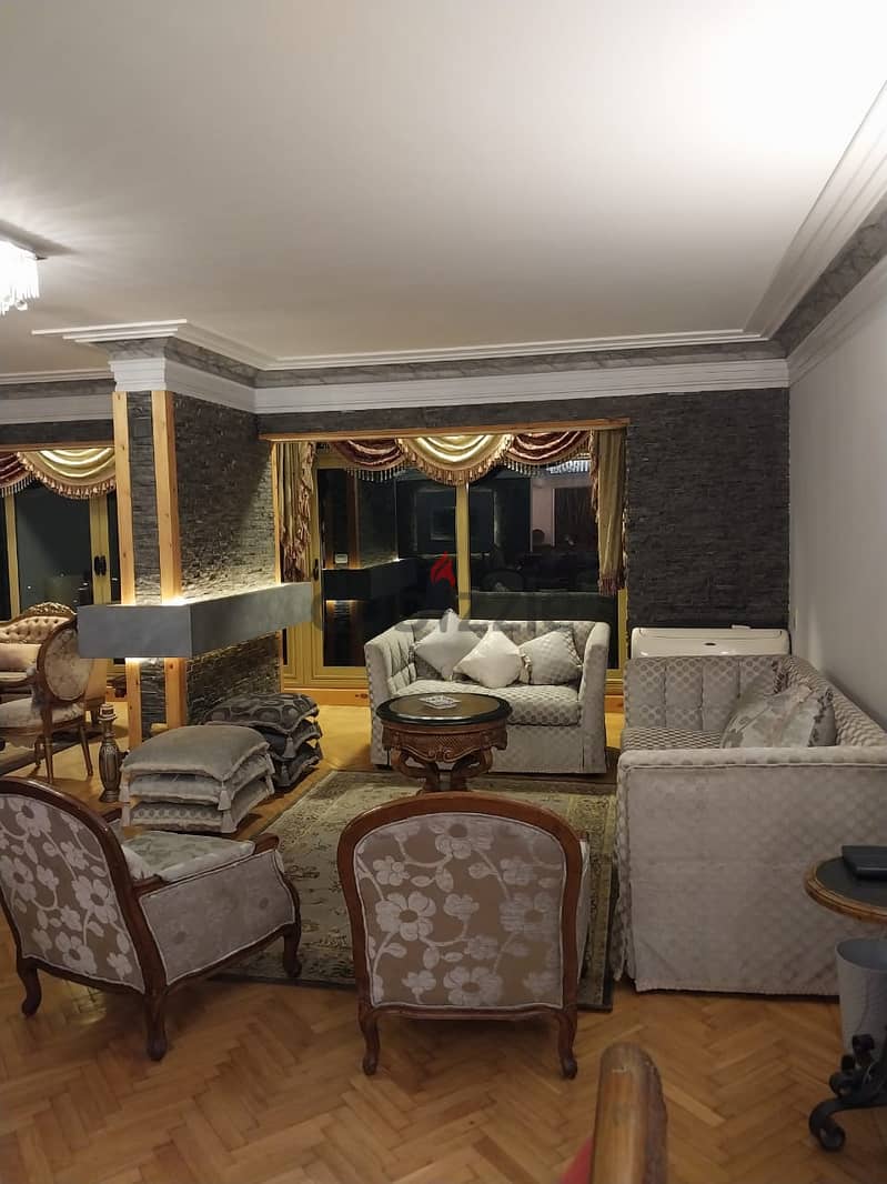 شقة للايجار  بالدولار 300م في موقع مميز جدا في الزمالكAn apartment for rent, 300 square meters, in a very prime location in Zamalek. 5