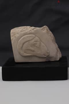 تمثال فرعوني منحوت من الحجر الجيري للاله خنوم