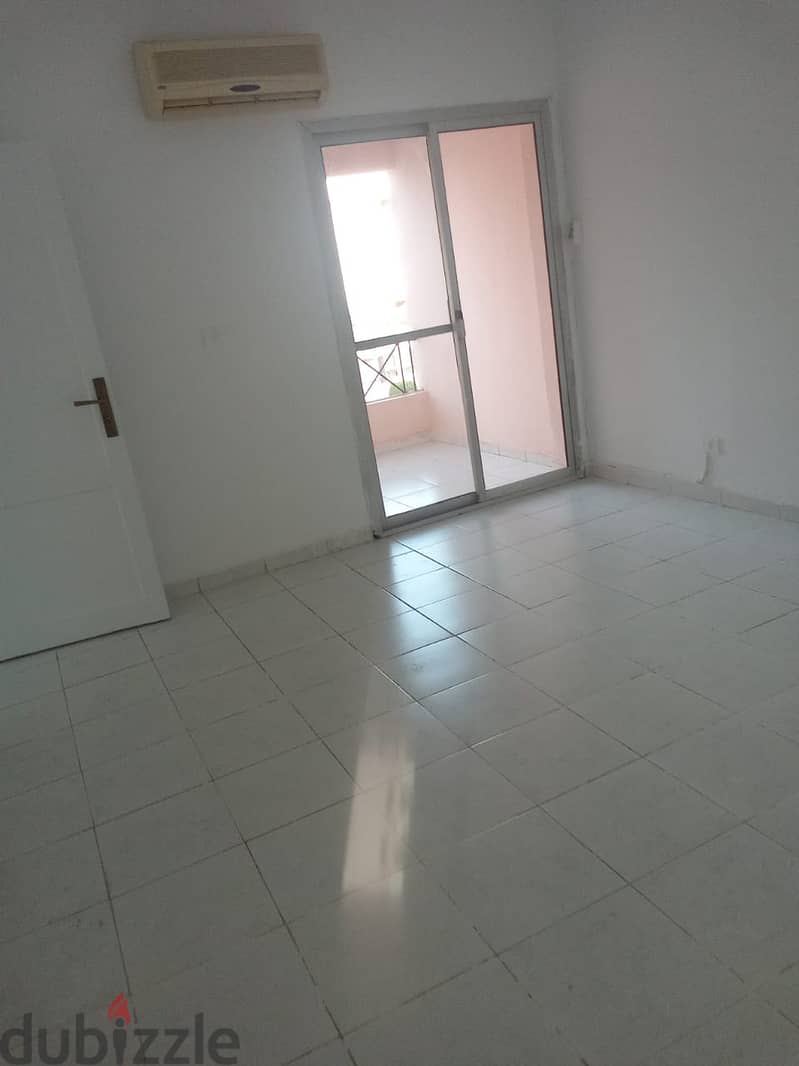 Available apartment for rent in Al-Rehab City, second phase, area of ​​155 square meters, second floor, company finishes 2