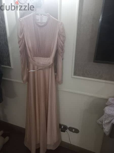فستان سواريه جولد استعمال مرة واحدة كالجديد 1