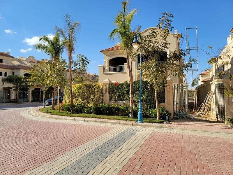 Townhouse corner villa, ready to deliver, for sale in installments, in La Vista Patio 5, East El Shorouk, in front of Madinaty 5