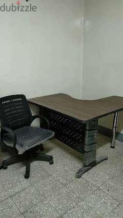 كرسي ومكتب