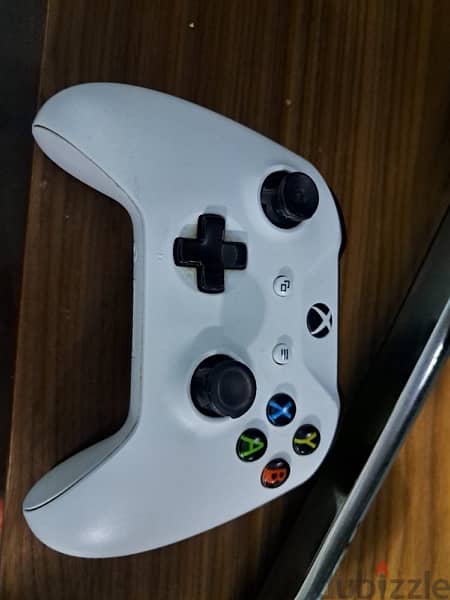 xbox 1s perfect condtion with 1 controller and 3 games 3