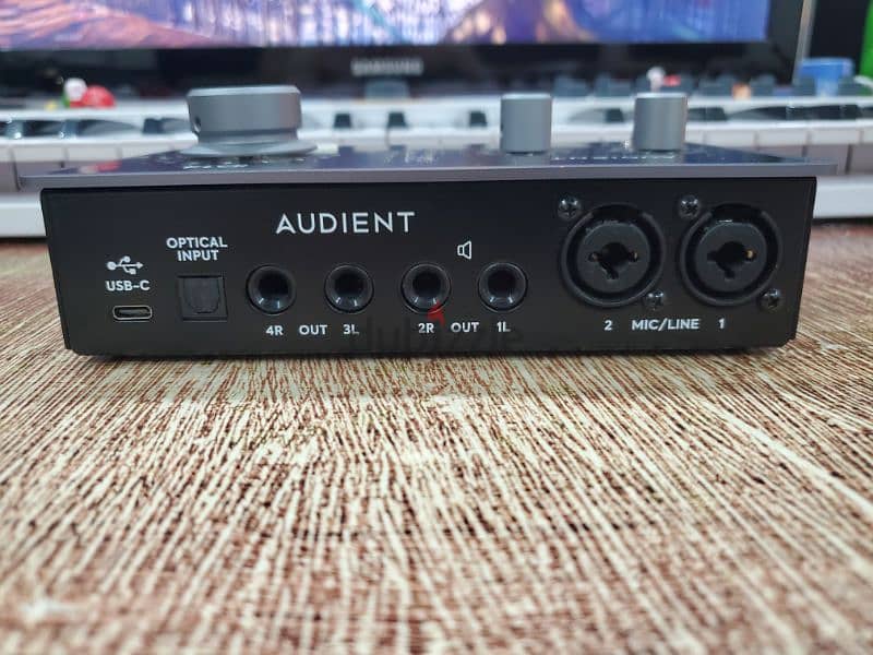 Audient id14 audio interface (with box) 1