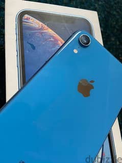 iphone xr blue 64 gb 84 % معاه شاحن و علبة
