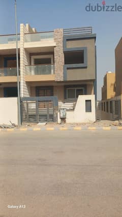Villa for sale fully finished 470 meters + Garden 130 meters, ready to move, prime location near to Mall of Egypt