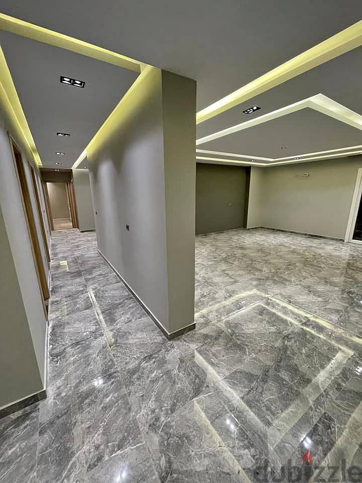 شقة 135 متر غرفتين للبيع متشطبة بالكامل مقدم 5% علي 7 سنوات بمدينة الشروق كمبوند ALBUROUJ 1