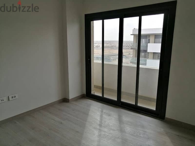 شقة 135 متر غرفتين للبيع متشطبة بالكامل مقدم 5% علي 7 سنوات بمدينة الشروق كمبوند ALBUROUJ 4